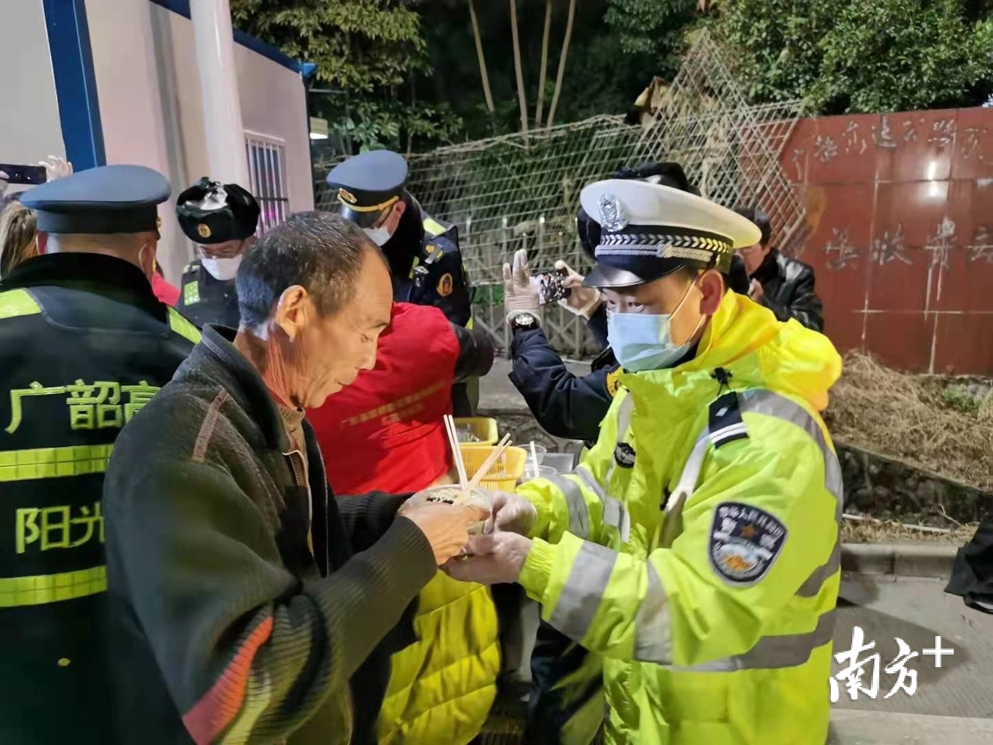 客车故障,乘客滞留京港澳高速韶关段,民警送上热腾腾的饺子