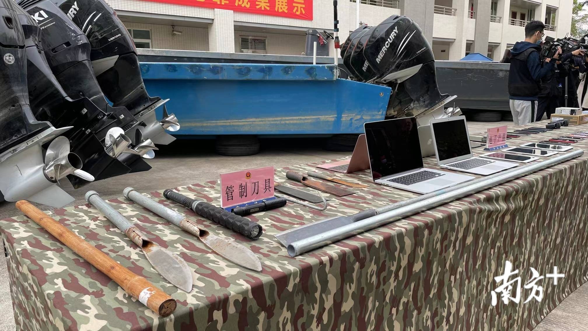 中山公安机关在打击走私违法犯罪行动中查获的管制刀具。