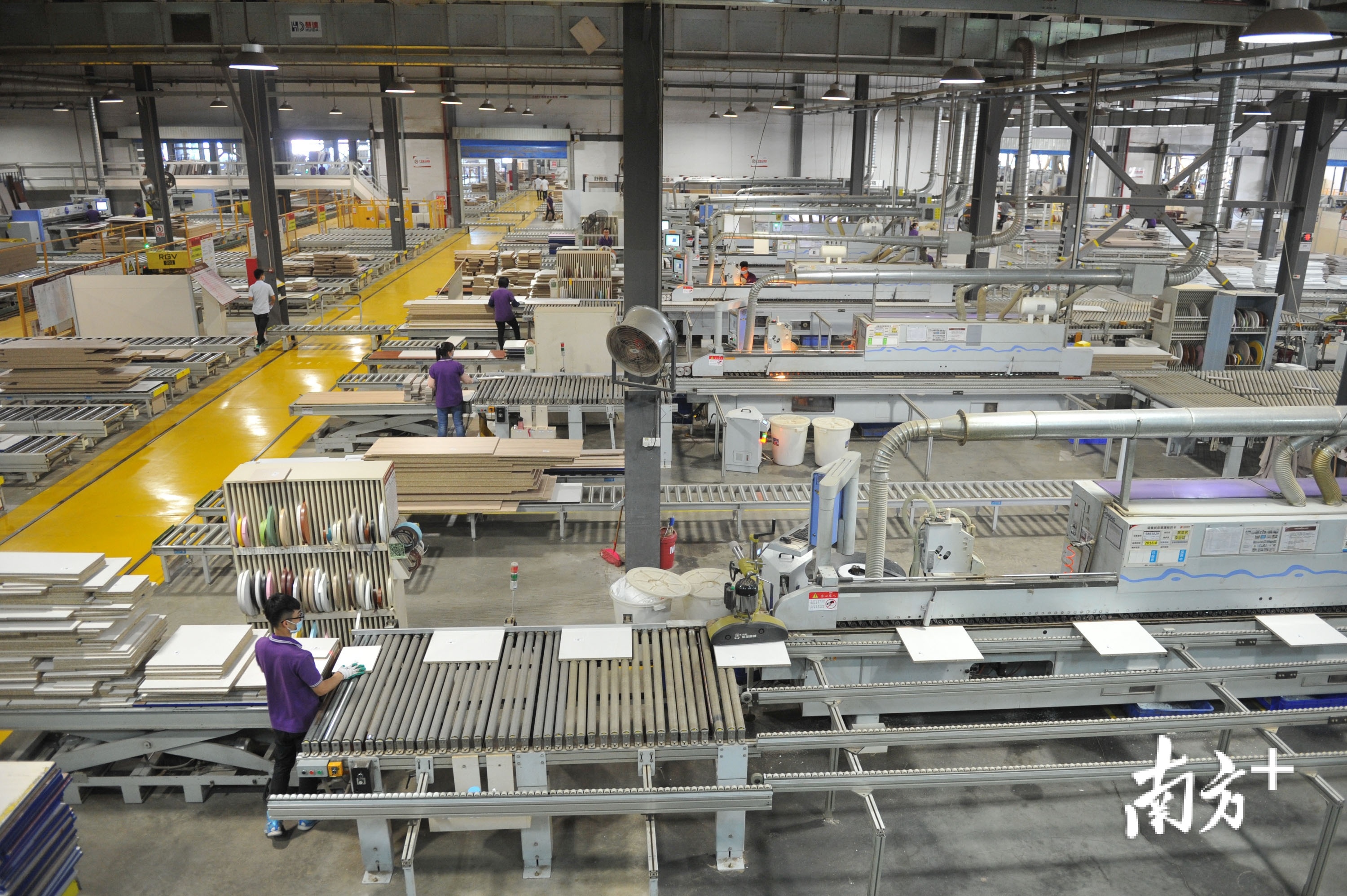 佛山企业智能化生产车间.戴嘉信 摄
