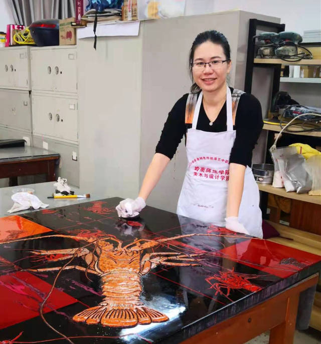 学员肖琼在制作作品