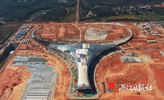 建设中的湛江吴川机场航站楼。 记者 张锋锋 摄 建设中的湛江吴川机场航站楼。 记者 张锋锋 摄