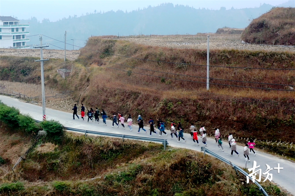 该站派驻广西三江县同乐乡高旁小学和净代小学的支教民警也带领学生们在线上同步“约跑”。林灿杰   摄