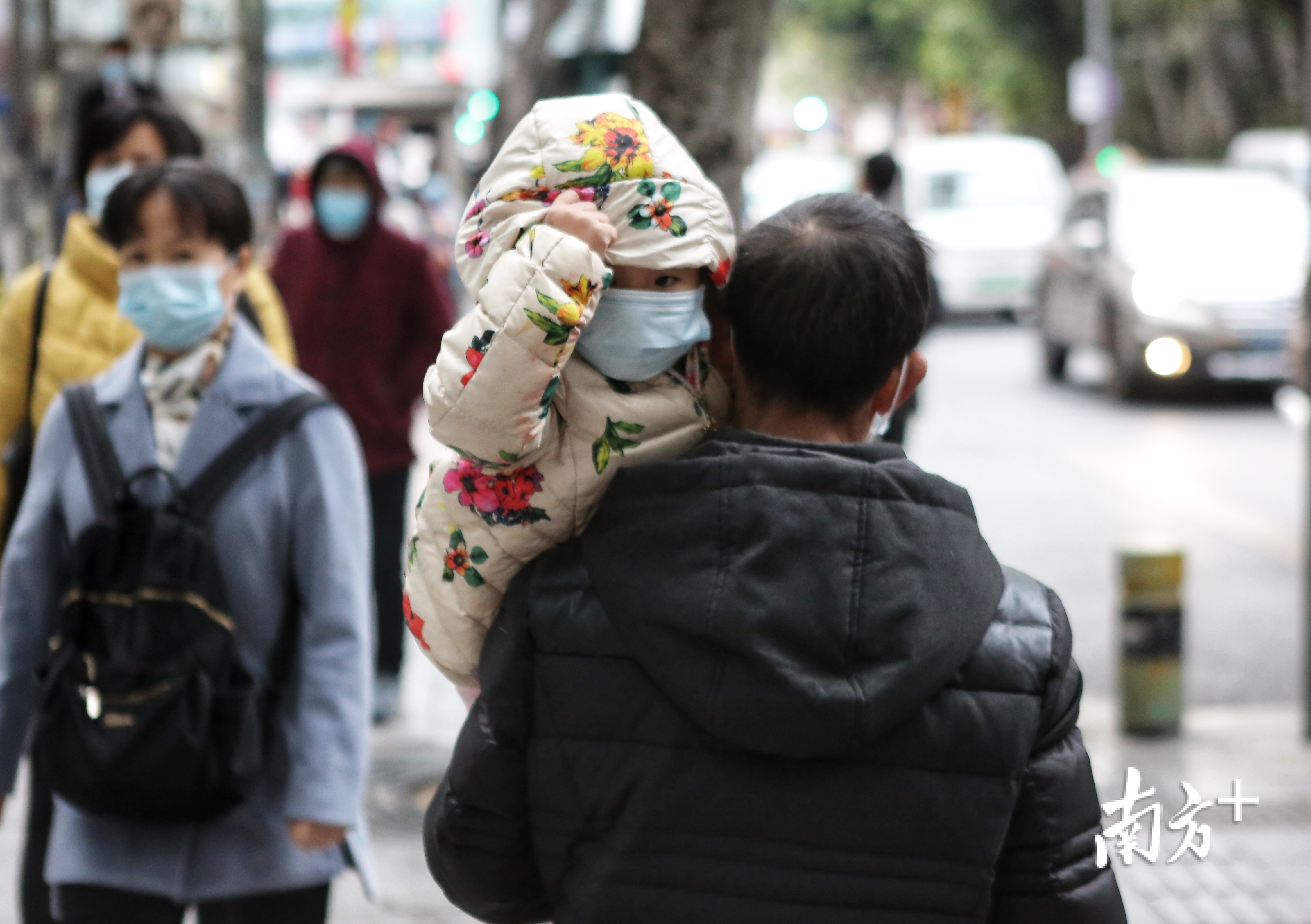 广州环市东路,早起上学上班的市民们都裹上了厚厚的御寒衣服.
