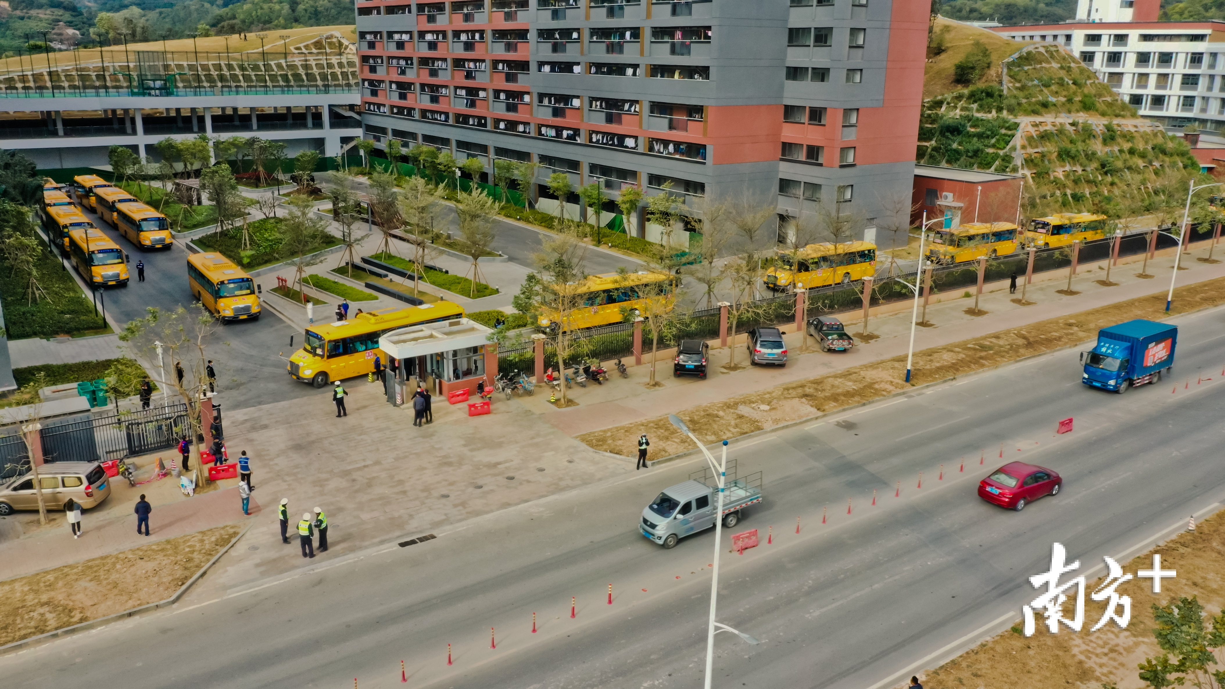 采取校车接送后，交通状况明显好转。