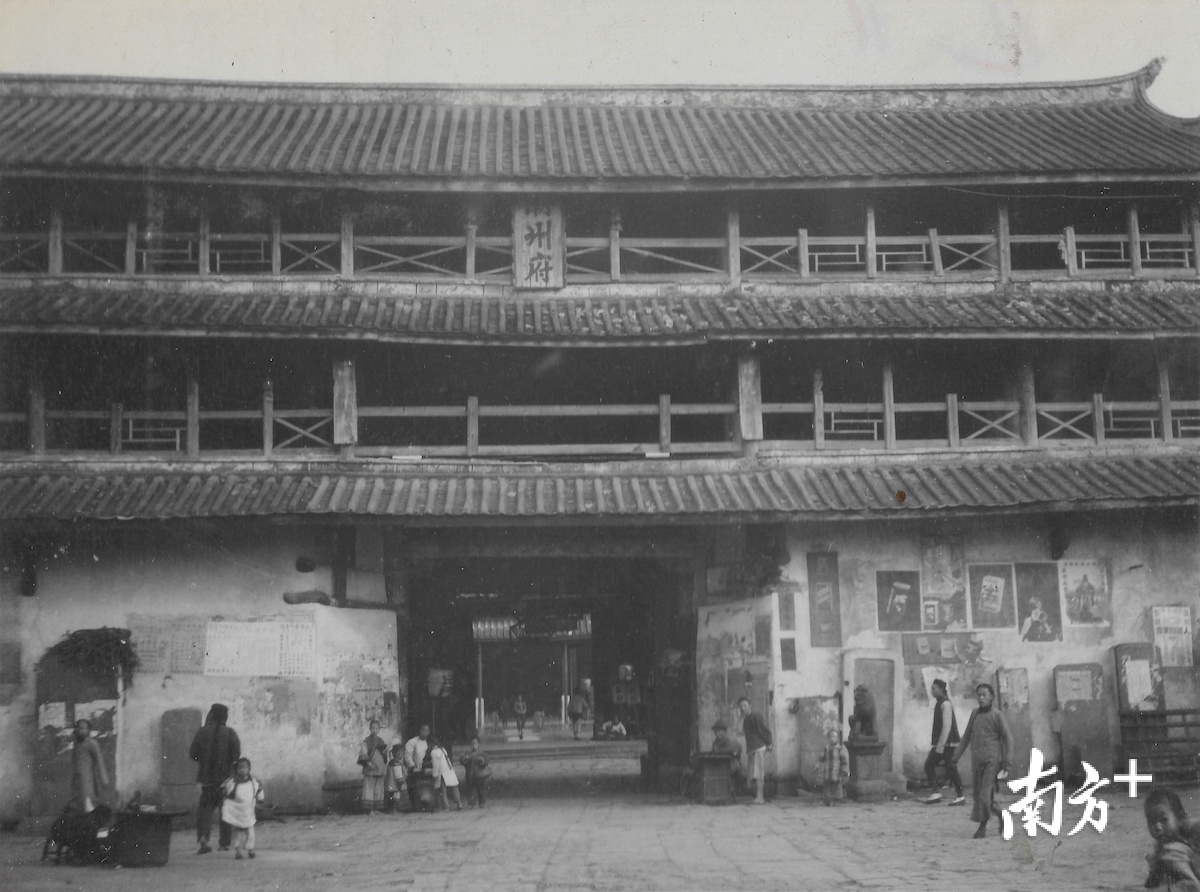 潮州府衙老照片。镇海楼于1911年被烧毁，这是目前唯一能找到的镇海楼影像资料。丁铨 藏