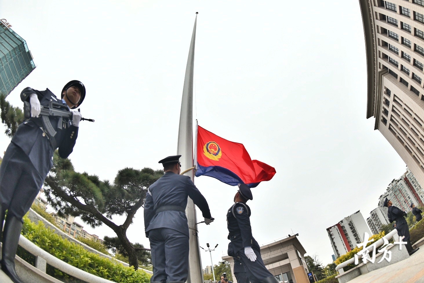 佛山公安举行首个中国人民警察节升警旗仪式