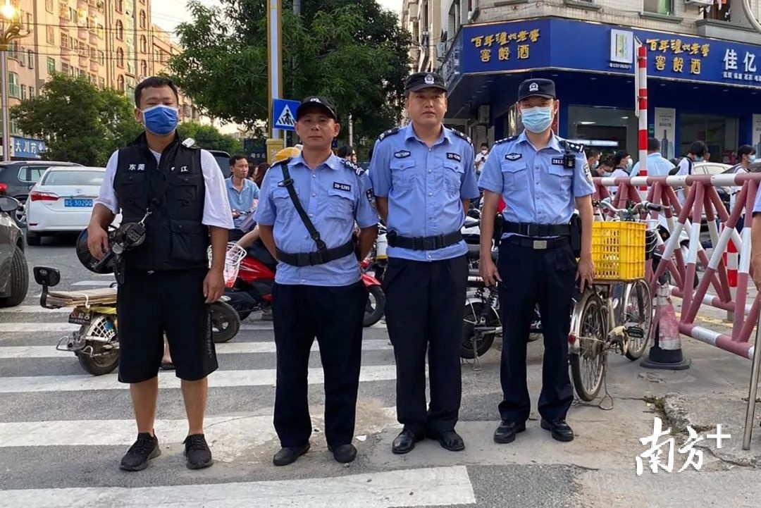 开学首日，黄江分局平安志愿者宣传队全员出动。