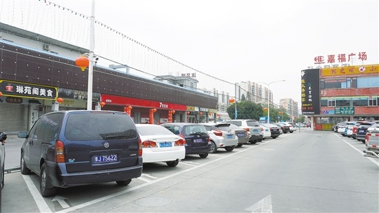 麻三市场门口车辆停放整齐。
