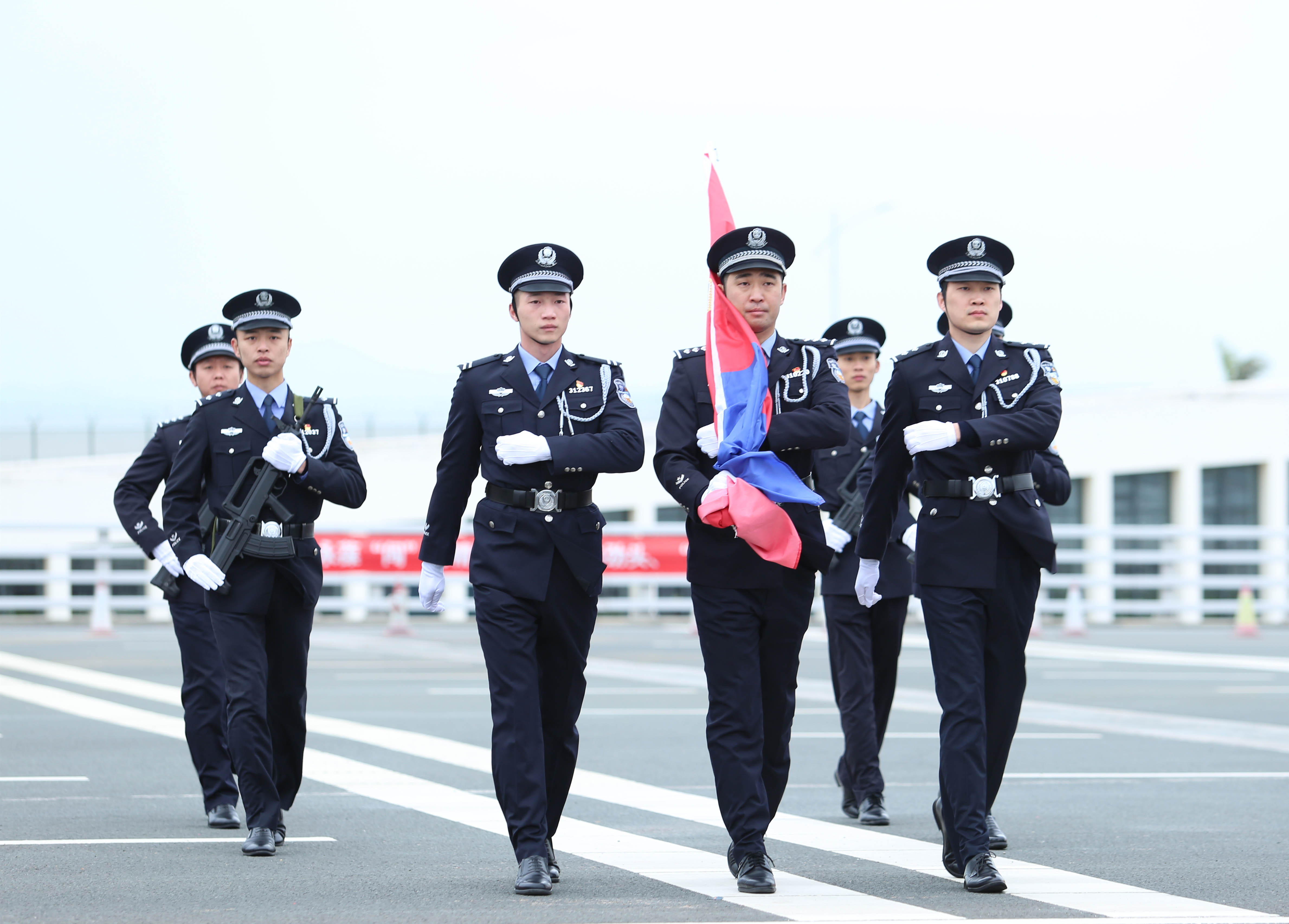 升警旗,重溫入警誓詞,警營開放日,珠澳兩地警察更是首次共度這一佳