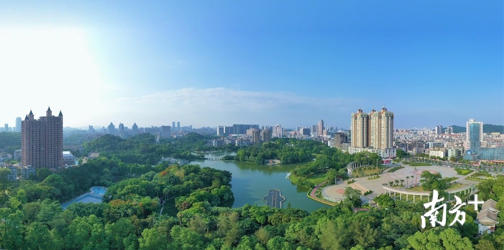 东湖公园是江门的绿肺，春节期间可以到此一游。杨兴乐摄