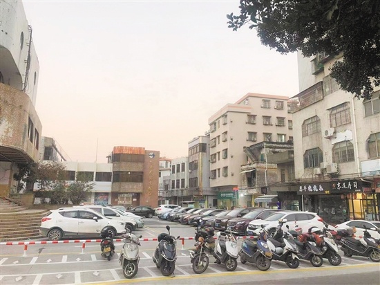 外海中心市场对面的文化中心拆了墙，建成停车场。