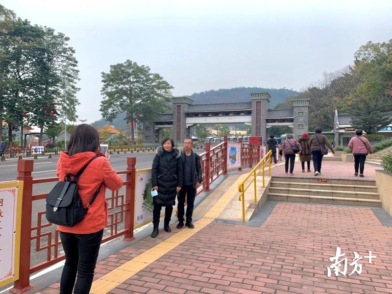 限车首日，不少游客选择徒步登山或搭乘观光车。通讯员供图