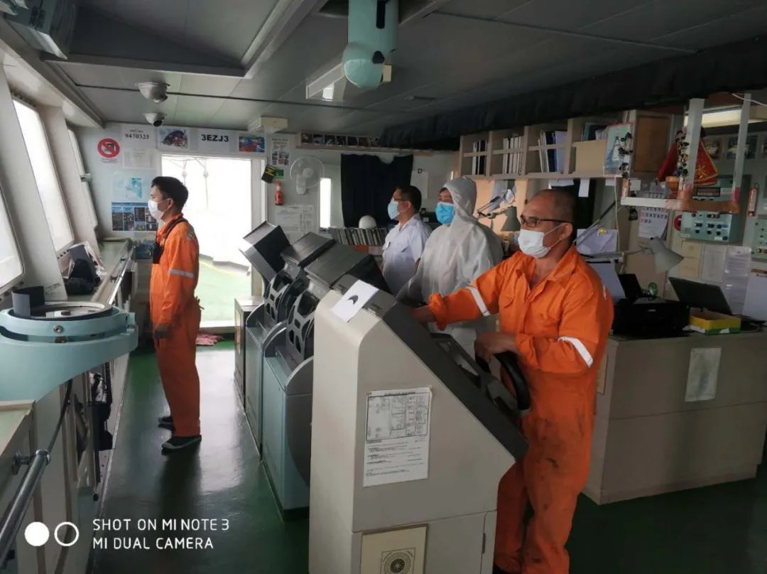 ▲阳江港引航员满负荷工作，保障了疫情期间能源和原材料高效运转