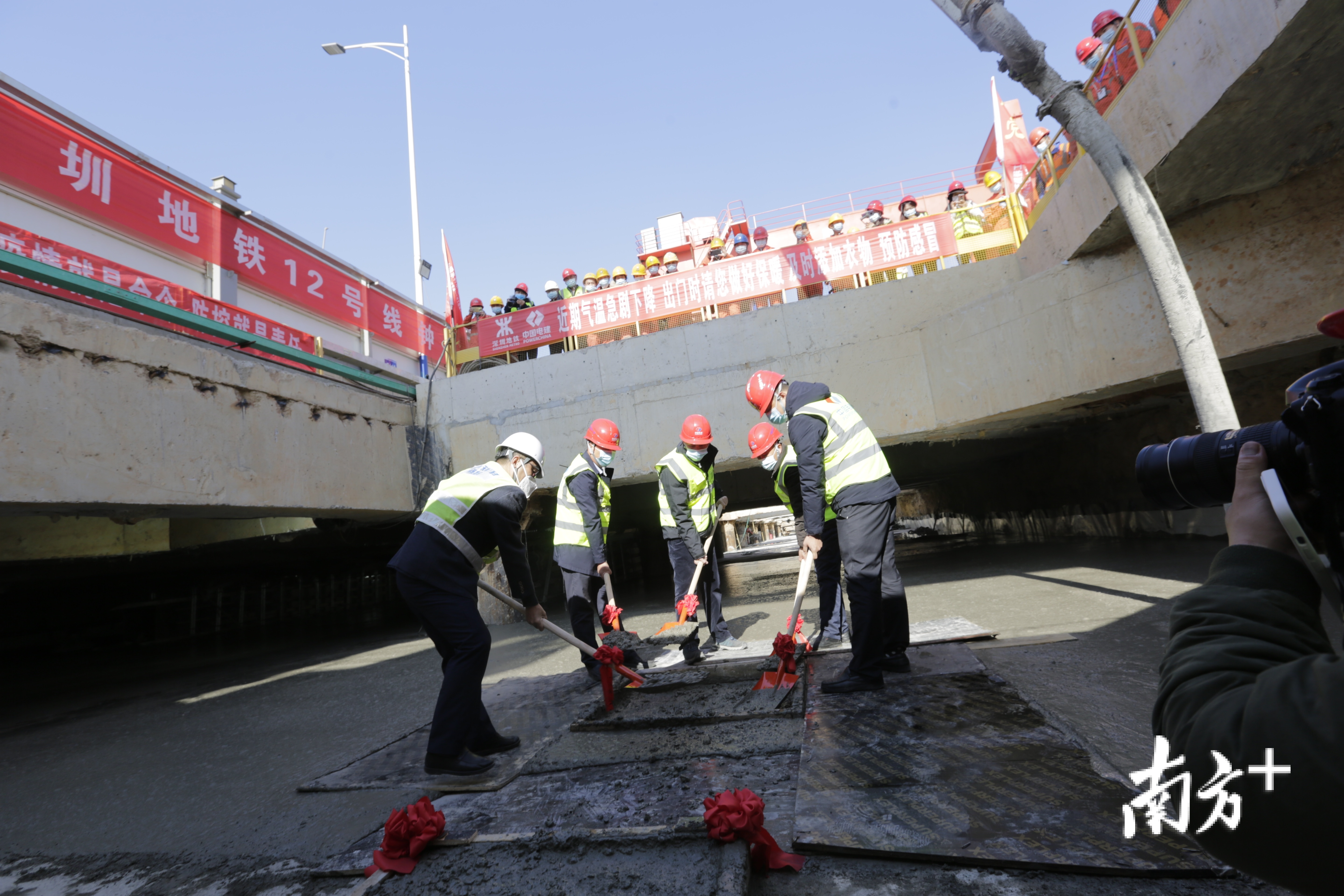 开年首个！深圳地铁12号线钟屋站主体结构顺利封顶