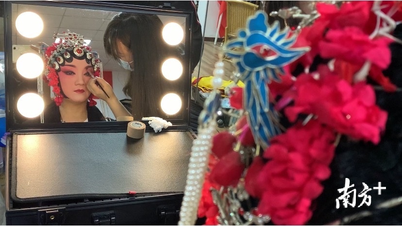 汉剧演员在后台化妆,整个过程至少需要两个小时。