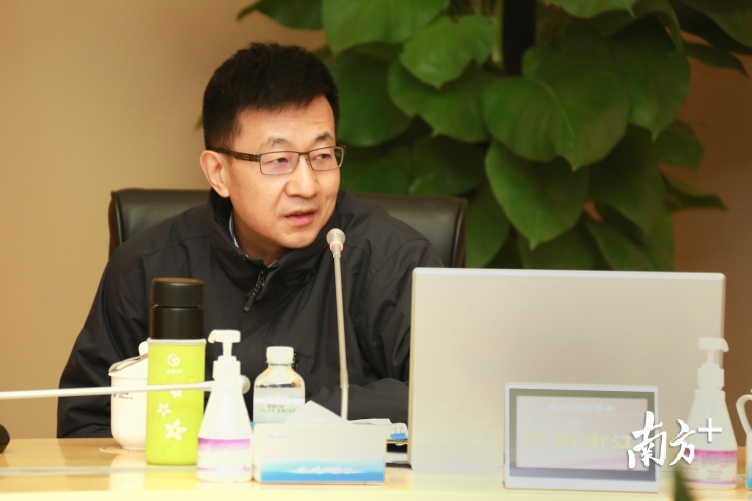 松山湖党工委副书记、管委会主任欧阳南江作园区对近期防疫重点进行部署。