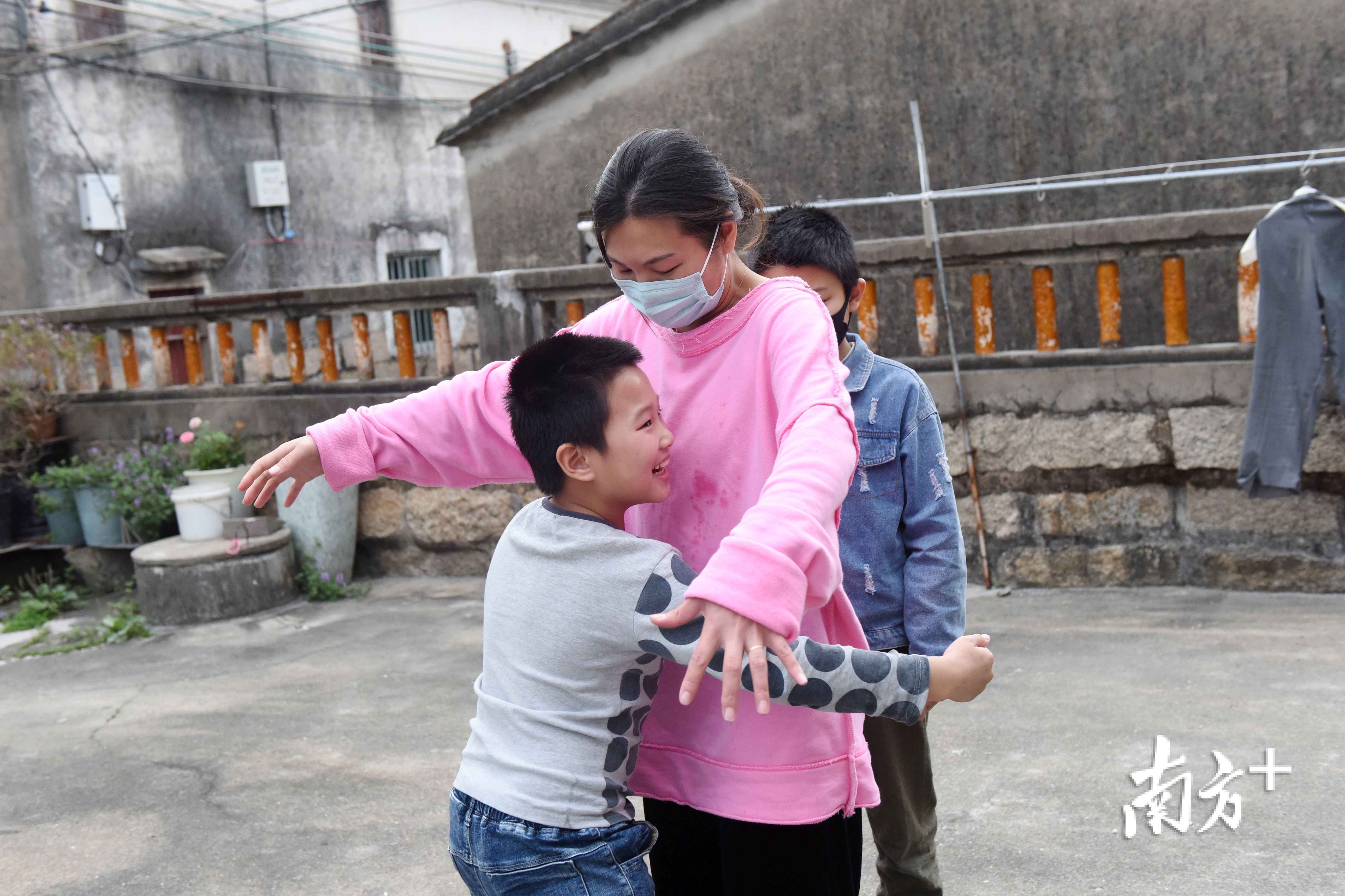 武汉游客治愈出院后，“临时妈妈”马小芬结束照料，与自己的孩子团聚。南方日报记者梁维春/摄
