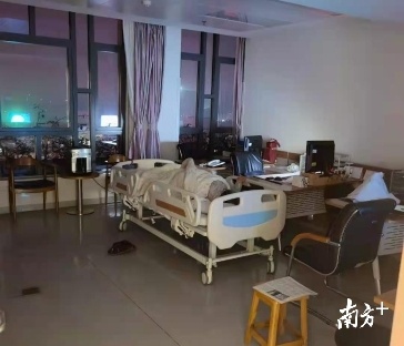 一张老人躺在病床上，在医生办公室酣睡的照片传遍微信朋友圈。