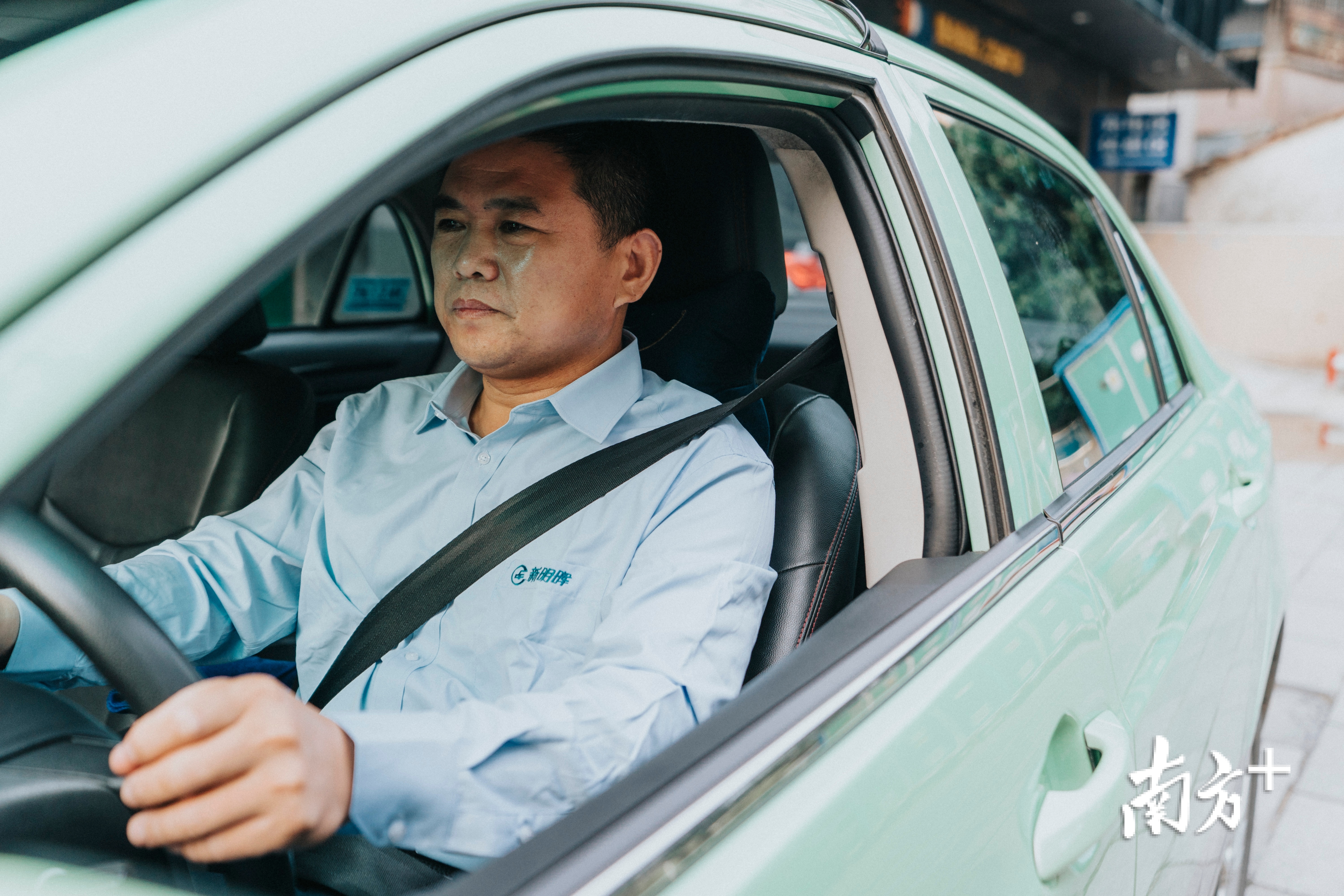 惠州出租车司机张思连是爱心车队的发起人，免费为老人和残障人士提供 服务。他在2020年入选第六批广东省岗位学习标兵。