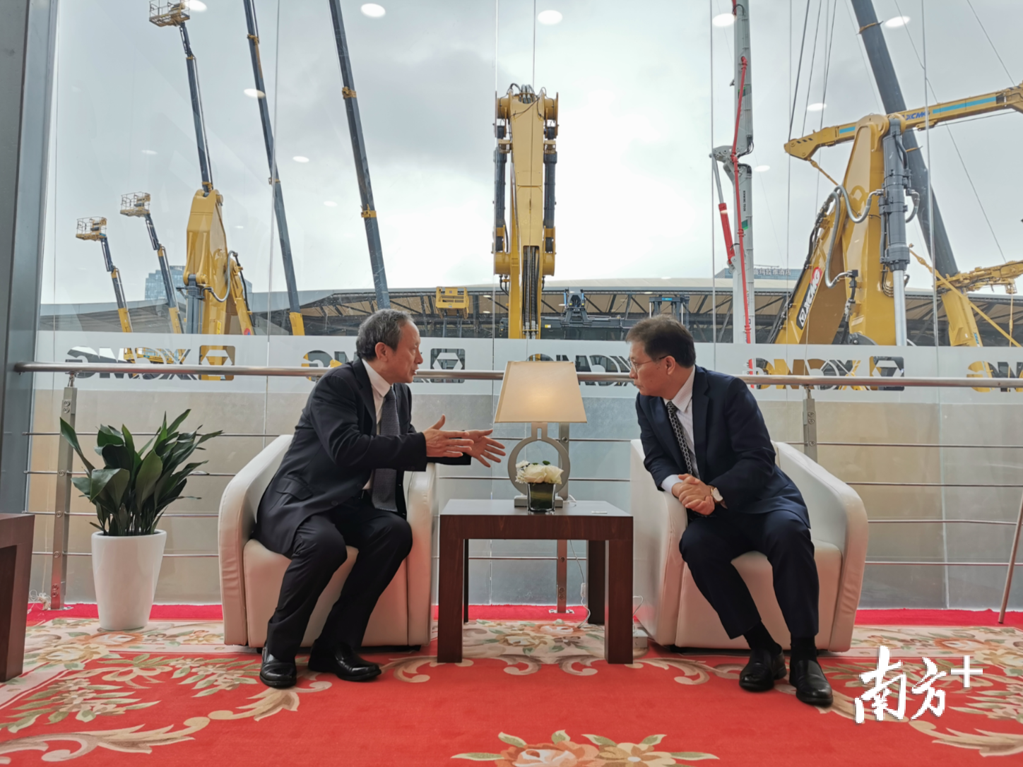 徐工集团工程机械有限公司董事长王民接受采访。丹灶宣办供图