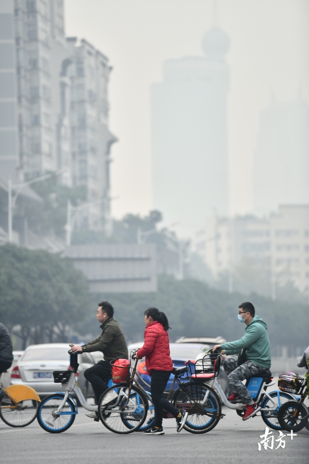 佛山兆祥路,雾霾影响下,市区能见度明显下降,远处建筑也变得朦胧