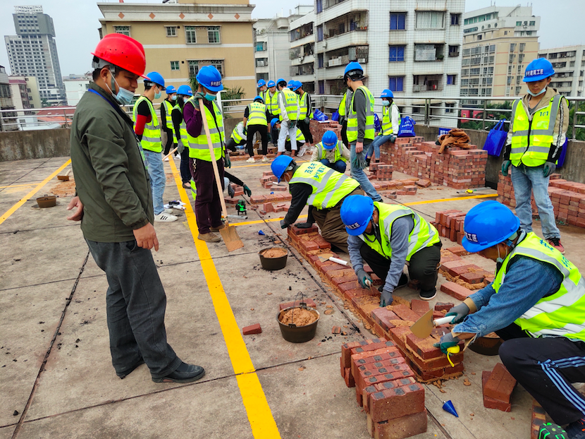 乡村建筑工匠参加砌筑项目实操练习。两部 乡村建筑工匠参加砌筑项目实操练习。训次