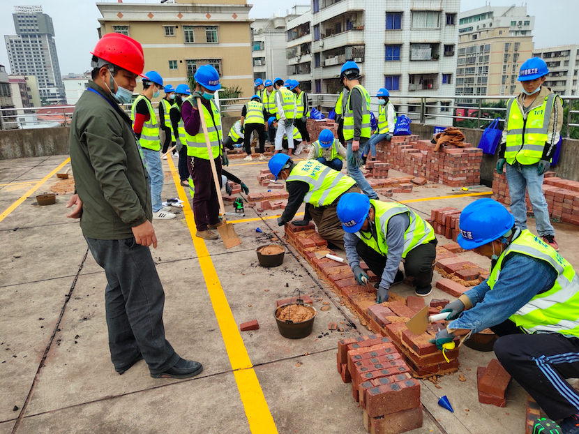 乡村建筑工匠参加砌筑项目实操练习。训次