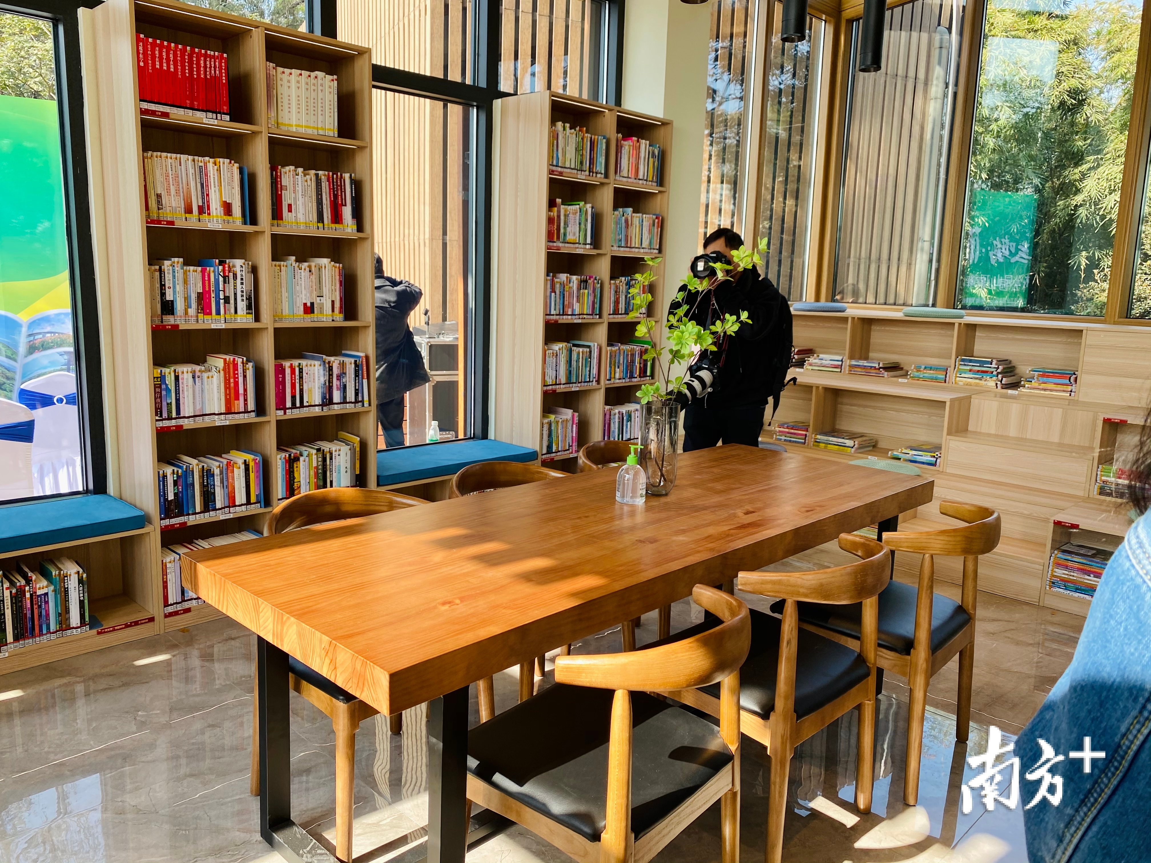 读书驿站一角。肖莎莎 摄