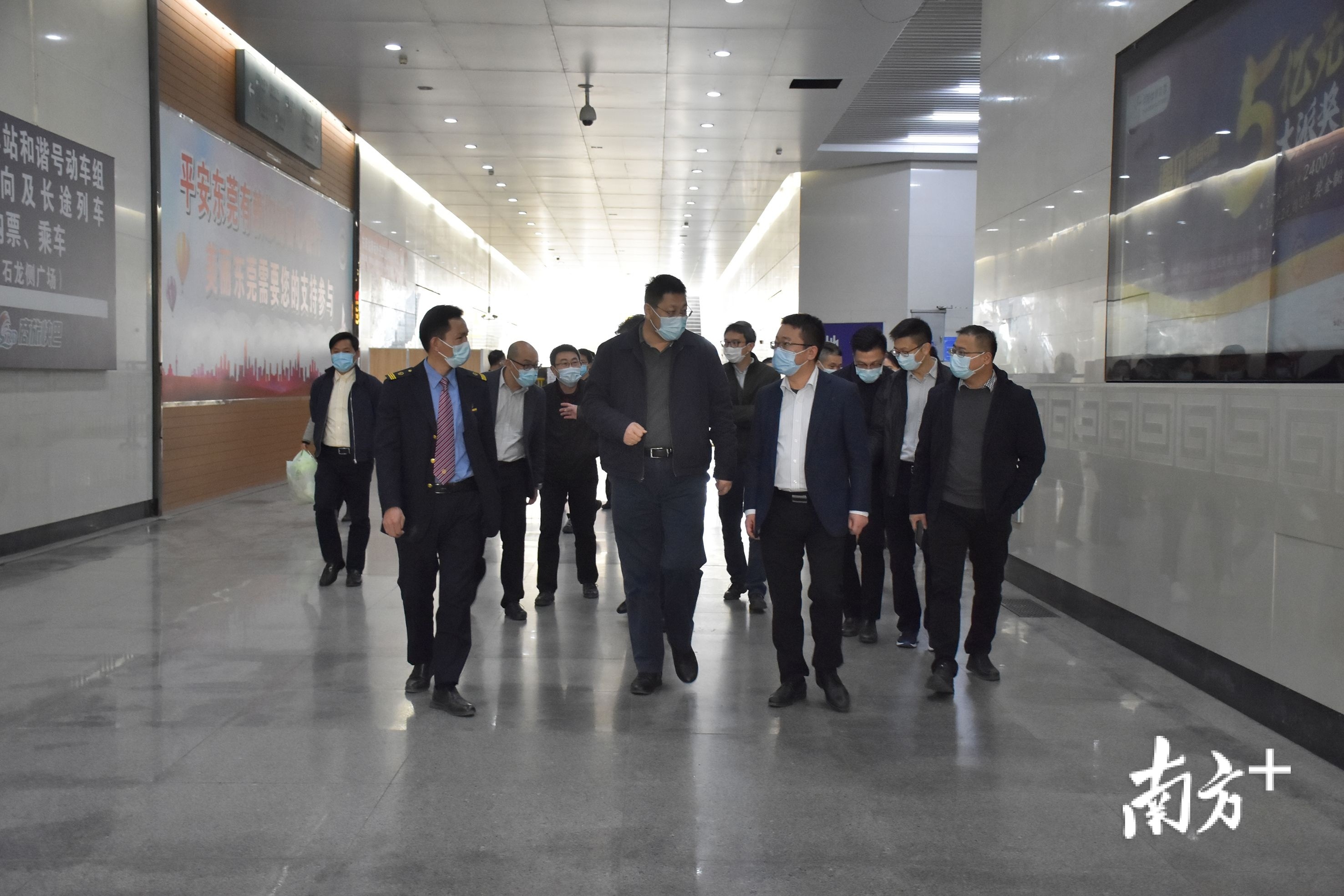 东莞市委副书记白涛到东莞火车站检查督导疫情防控。