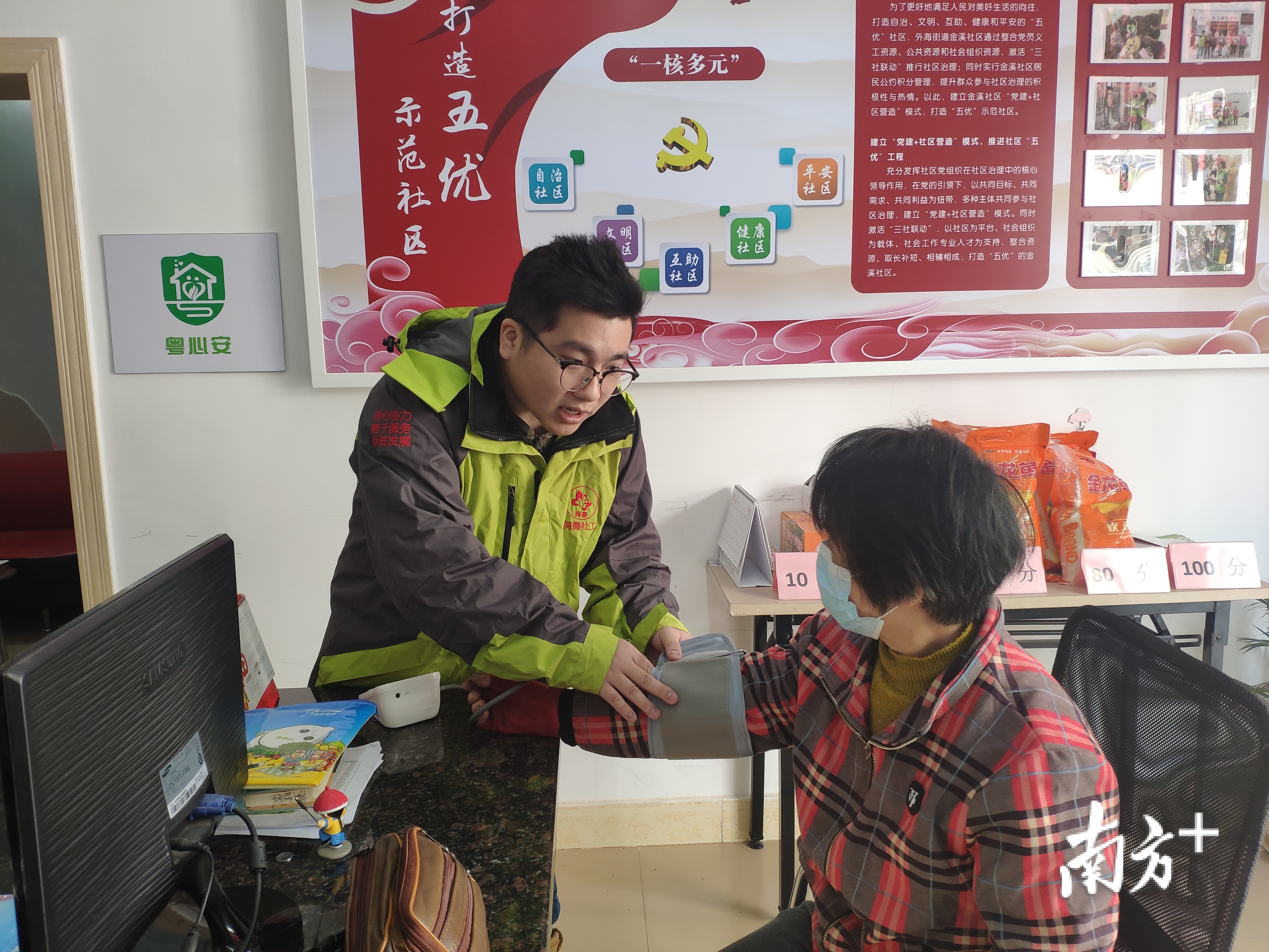 方耀翰为居民测量血压,并询问其身体状况。黄绍侦 摄 方耀翰为居民测量血压,并询问其身体状况。黄绍侦 摄