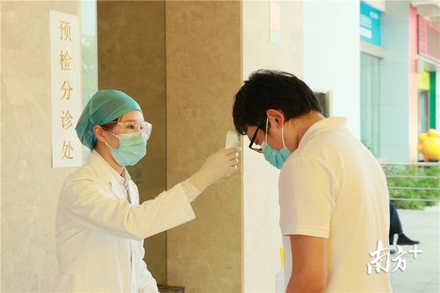 疫情防控期间，在院门口设立预检分诊处。
