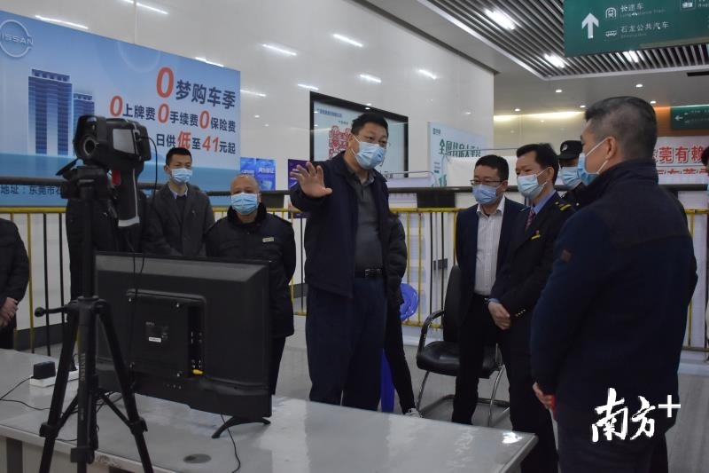 东莞市委副书记白涛到东莞火车站检查督导疫情防控工作。