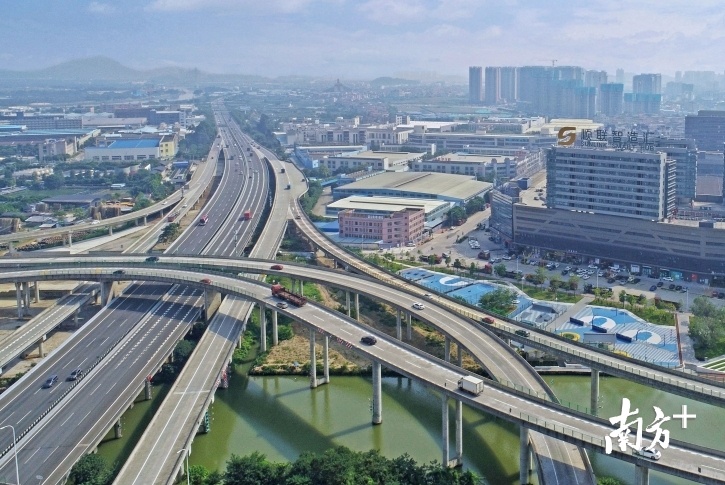 佛山初步形成以广佛为核心的“双轴三环九射”、市域内“两环五横四纵”的高速公路网络。