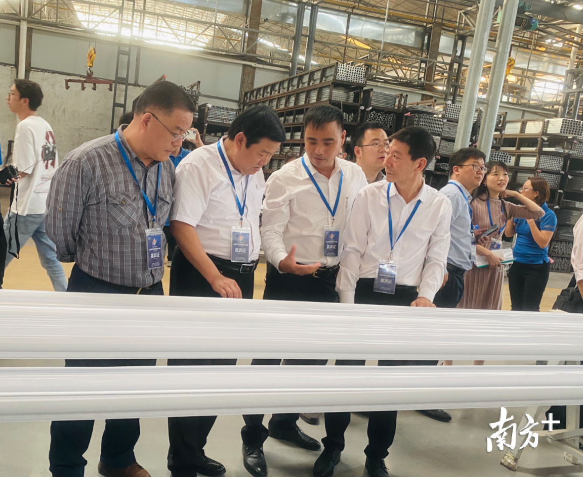 博士专家团队在南海永丰铝型材有限公司参观新研制铝材。肖莎莎摄 博士专家团队在南海永丰铝型材有限公司参观新研制铝材。肖莎莎摄