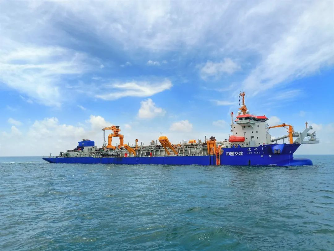 浚洋1号是亚洲最大的耙吸挖泥船，船舱容量2．1万立方米。