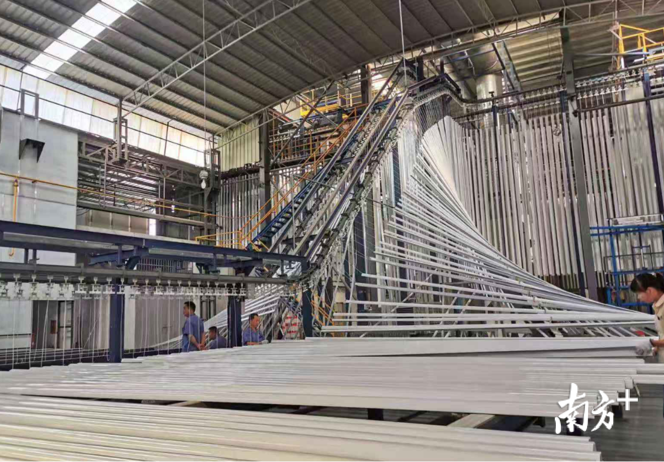 生产线上,新的遮阳铝型材产品正在生产。肖莎莎摄 生产线上,新的遮阳铝型材产品正在生产。肖莎莎摄