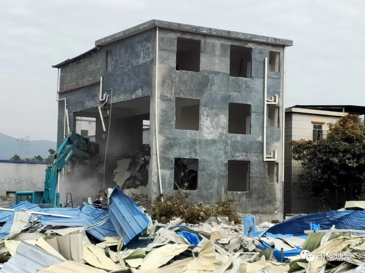 1月19日、20日，在塘厦镇委、镇政府统一部署下，塘厦镇多部门联合行动，依法对林村社区抢建违建进行统一拆除。