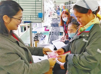 美商年益科技（珠海）有限公司为承诺留珠过年的员工发放现金奖励。