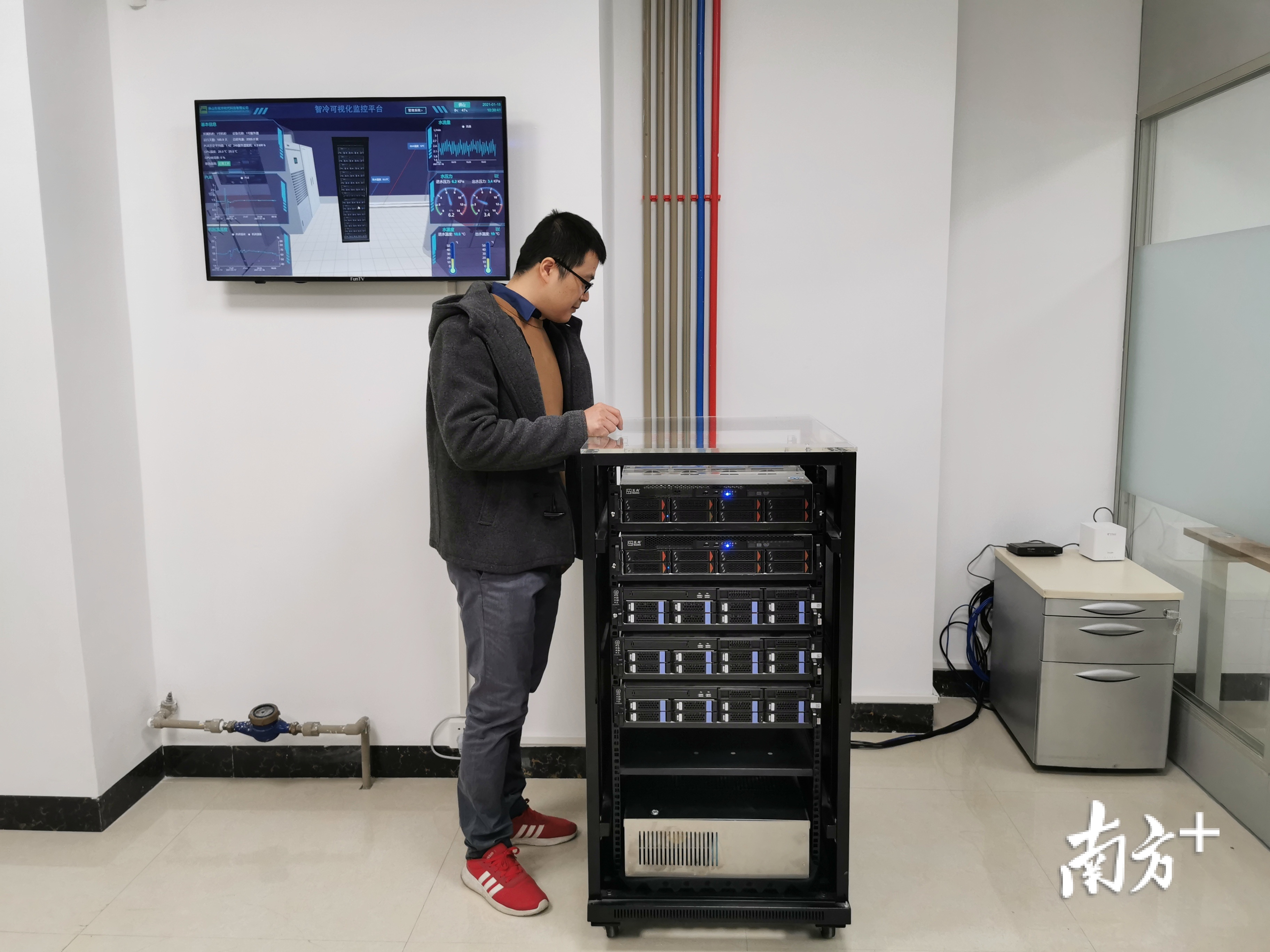 液冷时代总经理陈坚泽在介绍产品。李源 摄