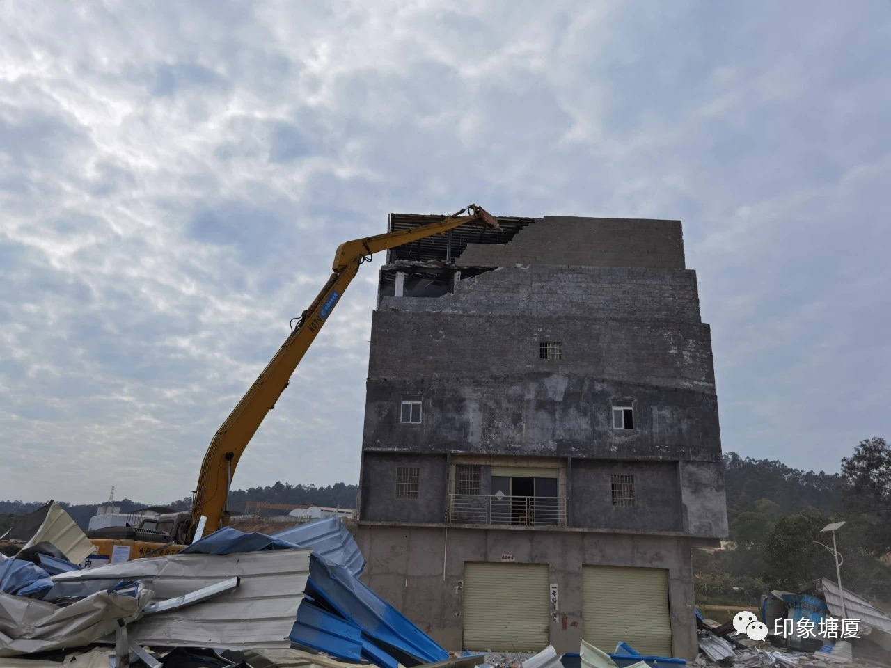 1月19日、20日，在塘厦镇委、镇政府统一部署下，塘厦镇多部门联合行动，依法对林村社区抢建违建进行统一拆除。