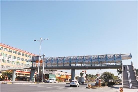 该天桥位于开平市城区百汇市场附近，横跨G325国道。