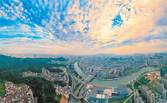 去年11月29日,江门市区天空出现大片鱼鳞云。 去年11月29日,江门市区天空出现大片鱼鳞云。