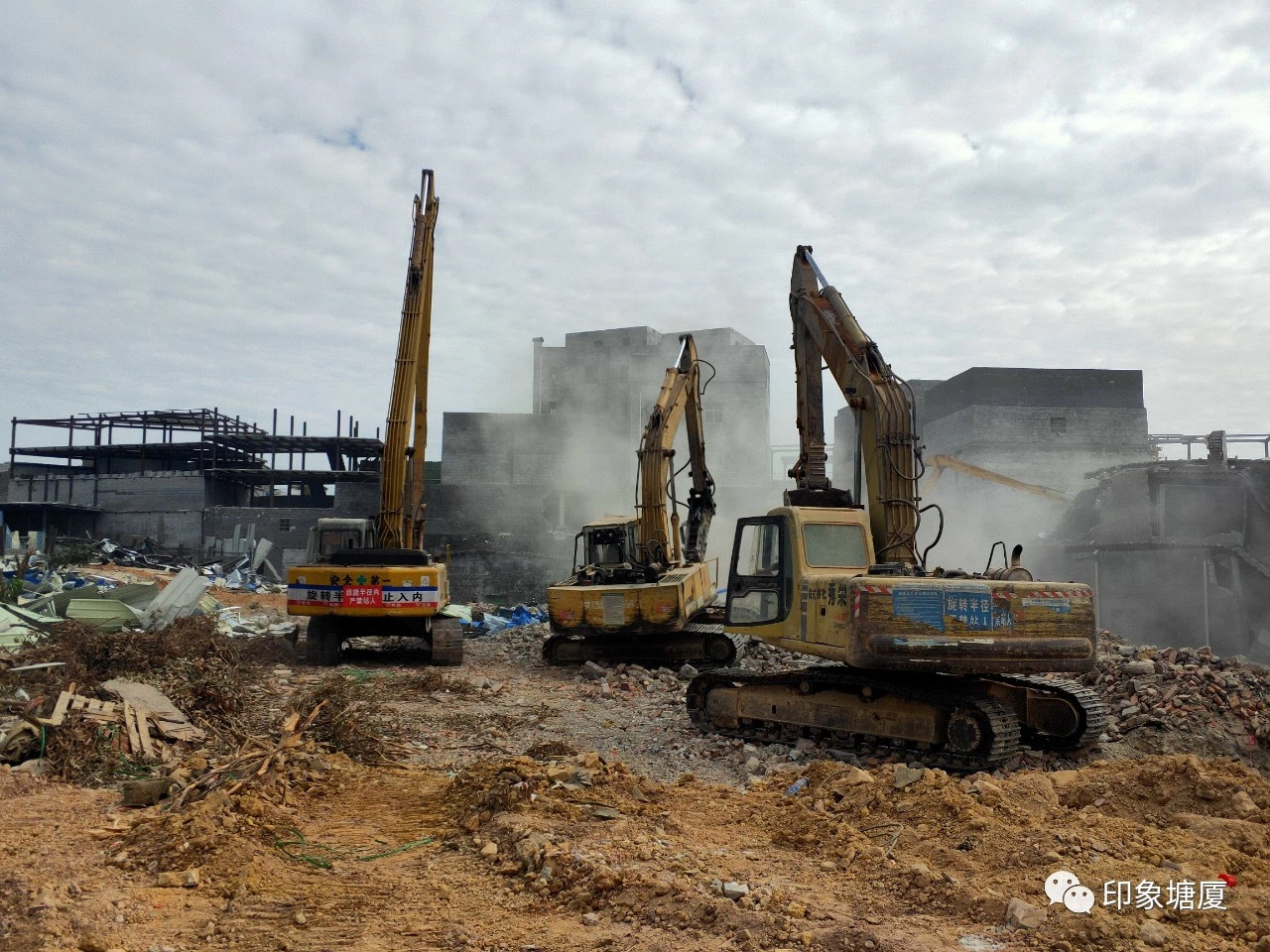 1月19日、20日，在塘厦镇委、镇政府统一部署下，塘厦镇多部门联合行动，依法对林村社区抢建违建进行统一拆除。