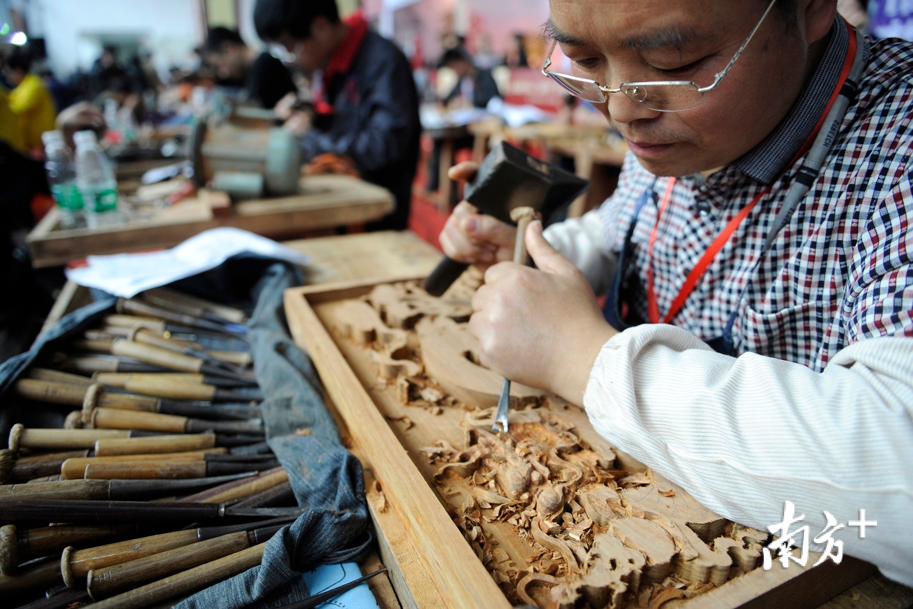 1982年,大涌镇开办起第一家红木家具企业,经过30多年的发展,大涌镇早已获得“中国红木家具生产专业镇”称号。图为大涌镇的红木家具生产业企业内,工人正在手工雕刻家具组件。