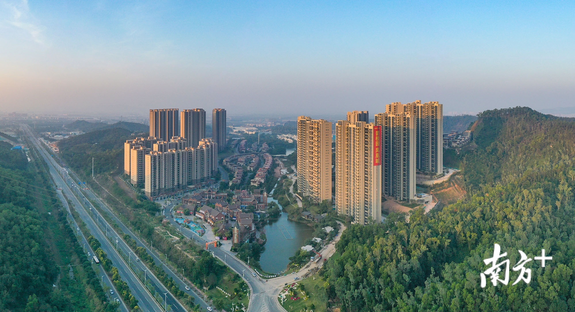 中部产业平台涵盖板芙镇、大涌镇、南区街道3个镇街,平台总面积50.22平方公里,远期可用建设用地6.46平方公里,约0.97万亩。图为鸟瞰南区街道一隅。