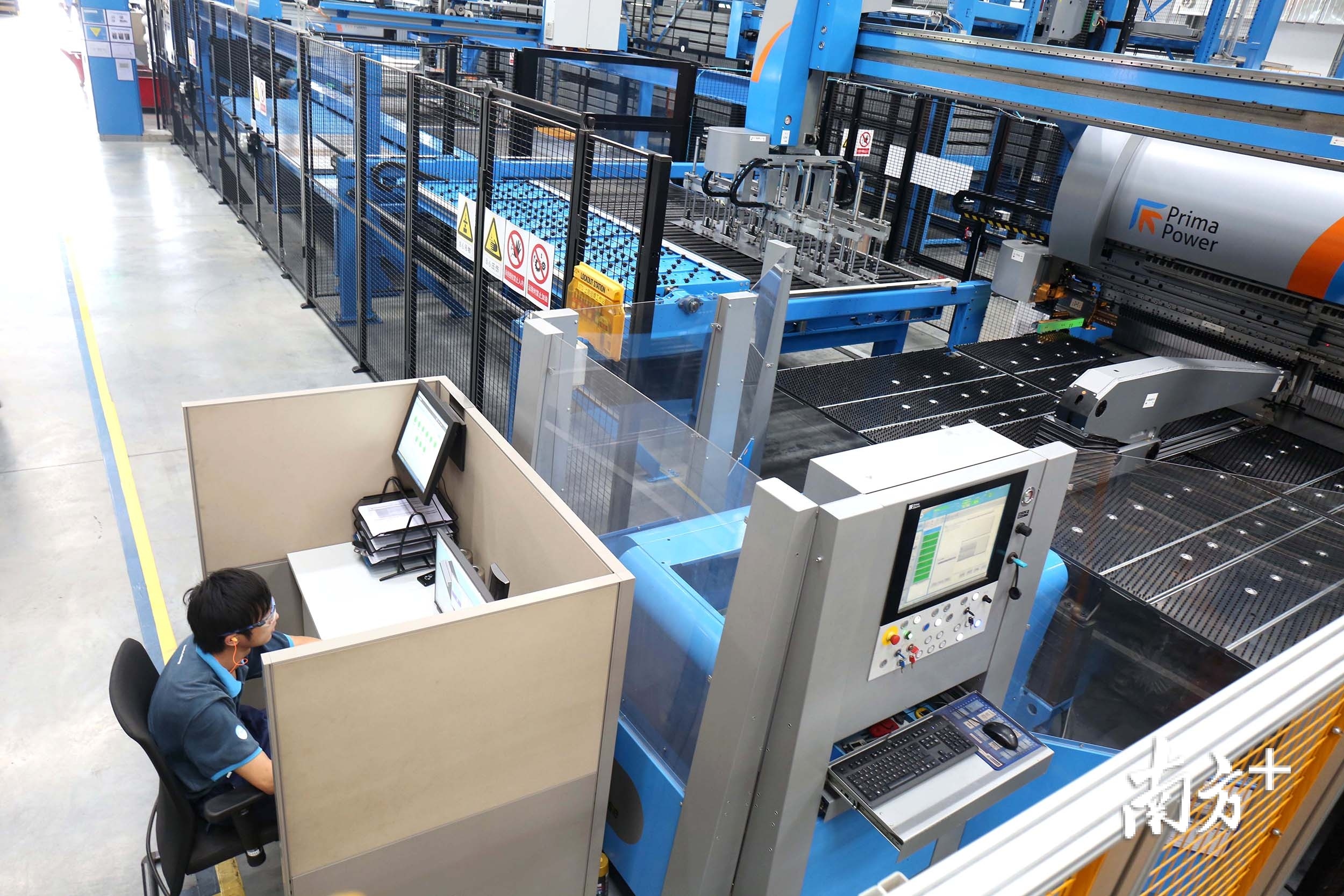 上世纪80年代,中山市第一家电梯企业也已在南区落户,经过几十年的发展,南区也成为国内最重要、最具影响力的电梯产业基地之一。图为位于中山南区的蒂森电梯有限公司生产车间。