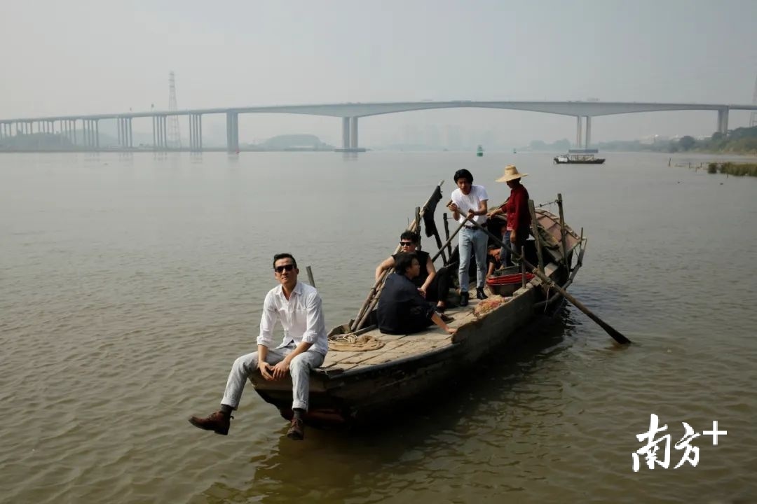 五条人在广州南亭码头。严明 摄