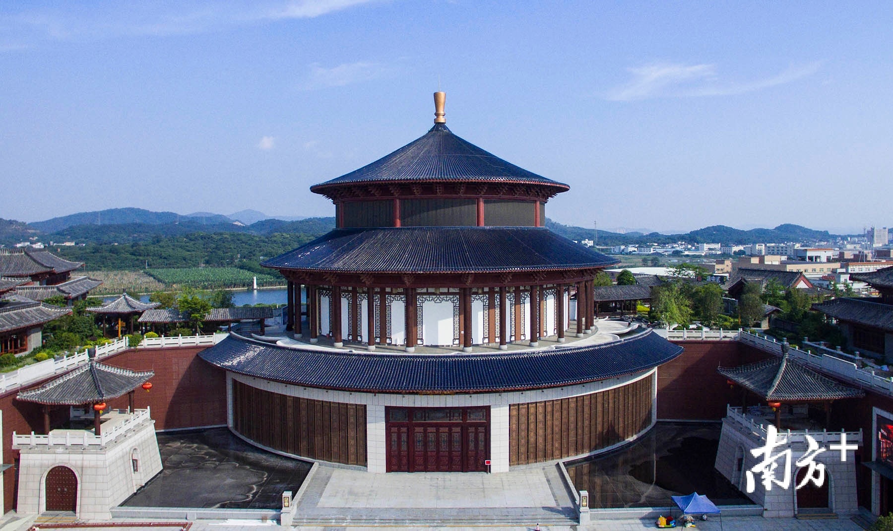 1982年,大涌镇开办起第一家红木家具企业,经过30多年的发展,大涌镇早已获得“中国红木家具生产专业镇”称号。图为大涌红博城。