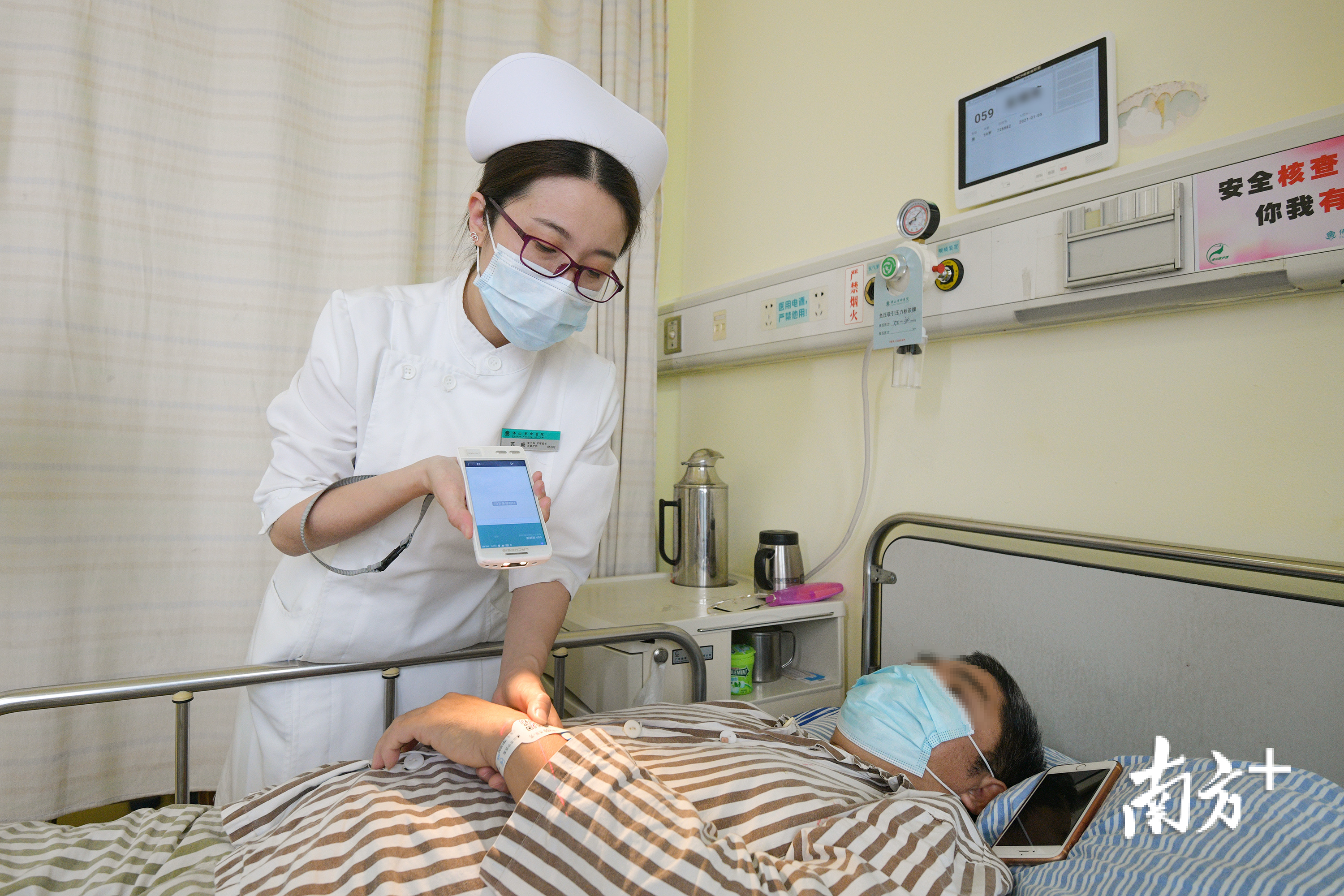 智慧病房目前已在多个病区成功试点。 智慧病房目前已在多个病区成功试点。