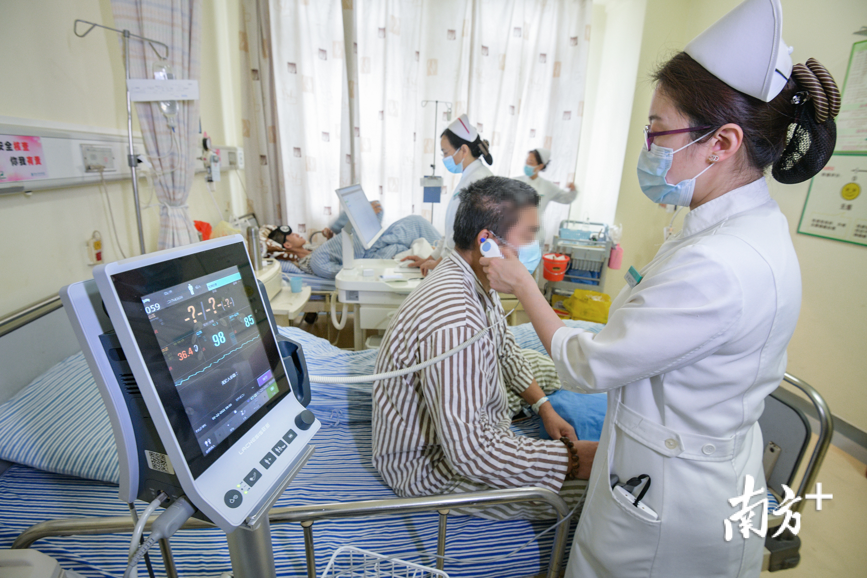 佛山市中医院智慧病房应用智能化的体征监测设备,可连续精准获取患者的体征数据。 佛山市中医院智慧病房应用智能化的体征监测设备,可连续精准获取患者的体征数据。